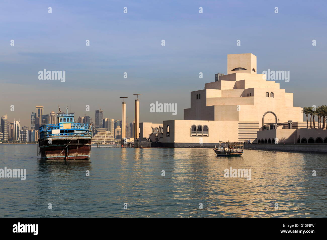 Museum für islamische Kunst, Dhau und moderne Stadt Skyline von West Bay, von Al-Corniche, Nahost am frühen Morgen, Doha, Katar, Stockfoto