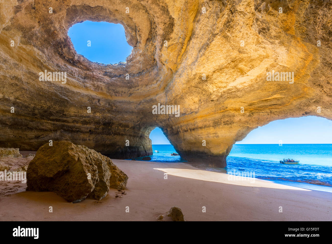 Das Meer Höhlen von Benagil mit natürlichen Windows auf dem klaren Wasser des Atlantik, Distrikt Faro, Algarve, Portugal Stockfoto