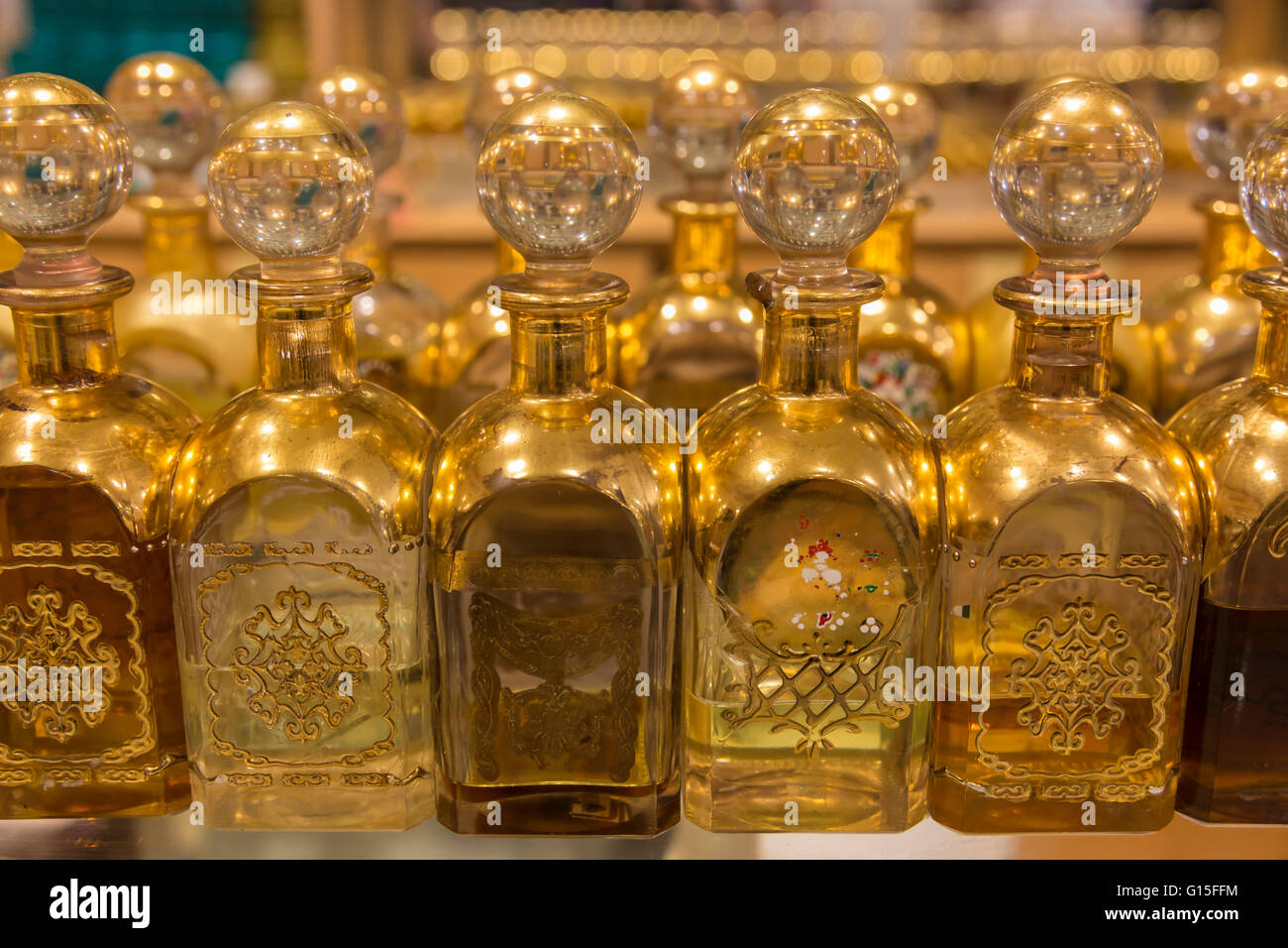 Lokalen Weihrauch Parfums in kunstvollen Gold und Glas Flaschen, Souq Al-Husn, Salalah, Dhofar Region, südlichen Oman, Naher Osten Stockfoto