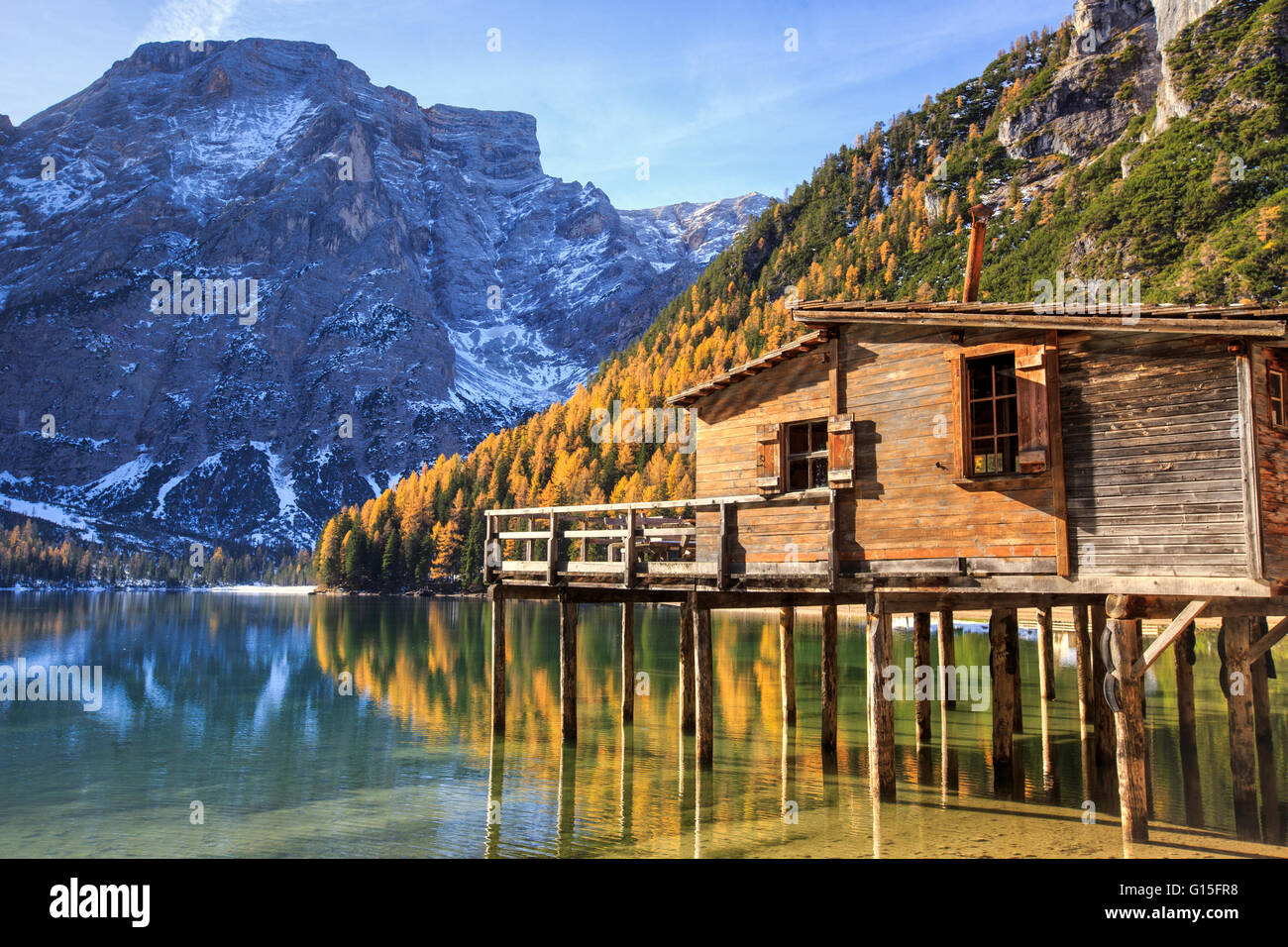 Holzhütte und bunte Wälder spiegeln sich im Pragser Wildsee, natürlichen Park von Fanes Sennes, Bozen, Trentino-Alto Adige, Italien Stockfoto