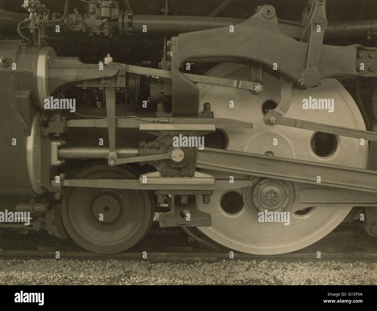 Ein Silbergelatineabzug zeigt die Details eines Zug-Rades. Ca. 1935. Stockfoto