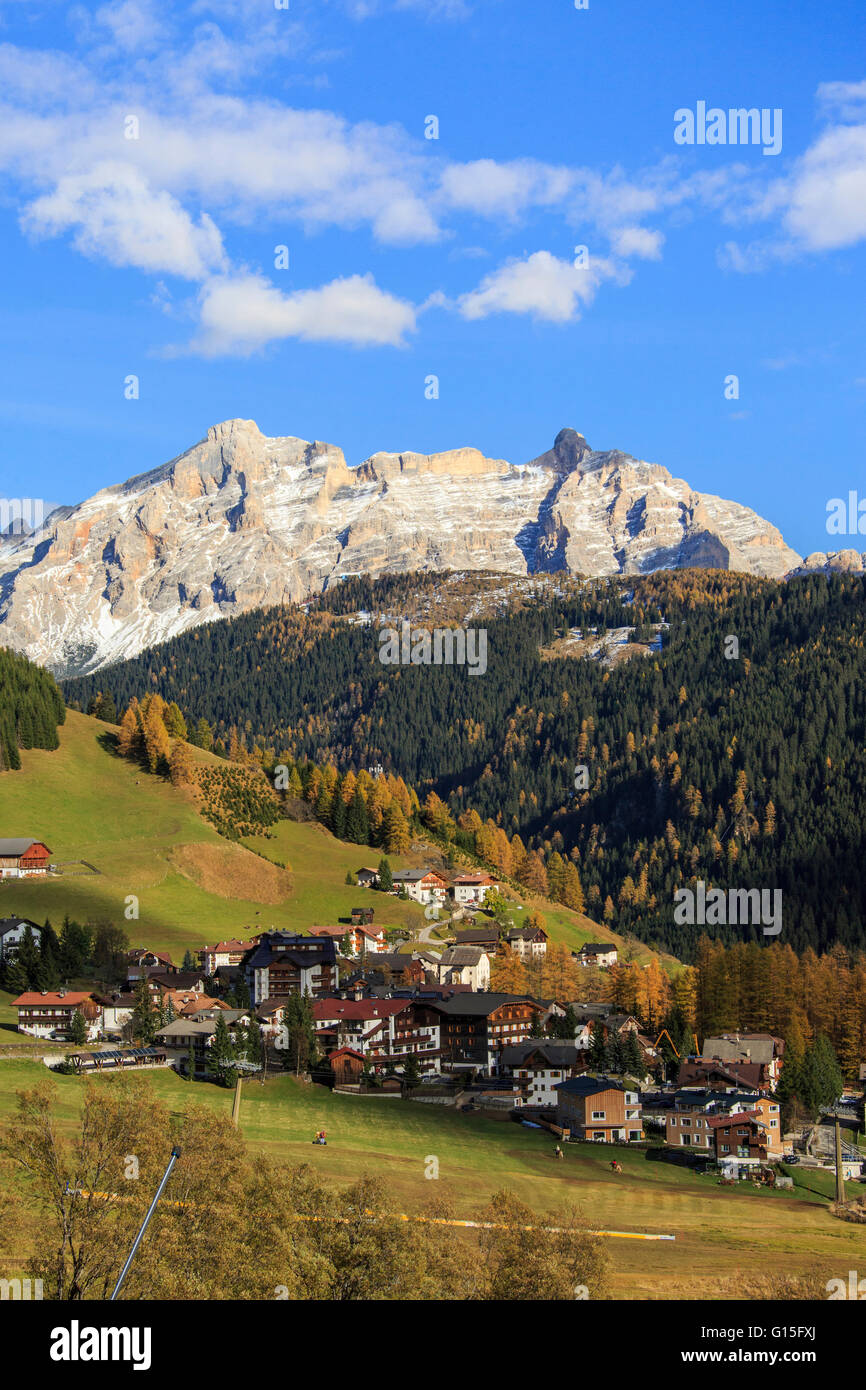 Bunte Wälder umrahmen das Dorf und den hohen Gipfeln im Herbst, Gröden, Südtirol, Trentino-Alto Adige, Italien, Europa Stockfoto