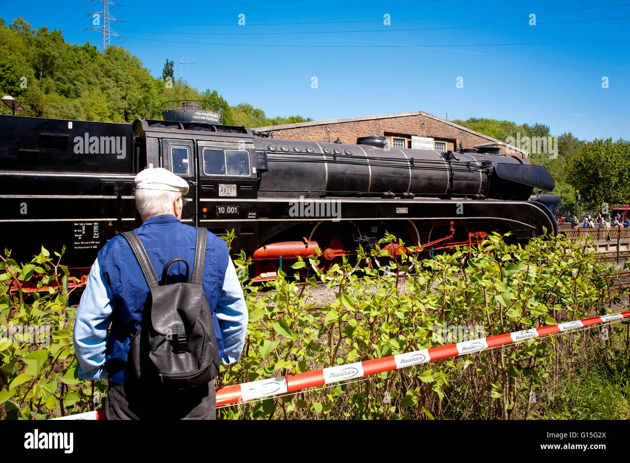DEU, wird, Ruhr Gebiet, Bochum, Eisenbahn-Museum im Stadtteil Dahlhausen, Besucher der Lokomotiven beobachtet. Stockfoto
