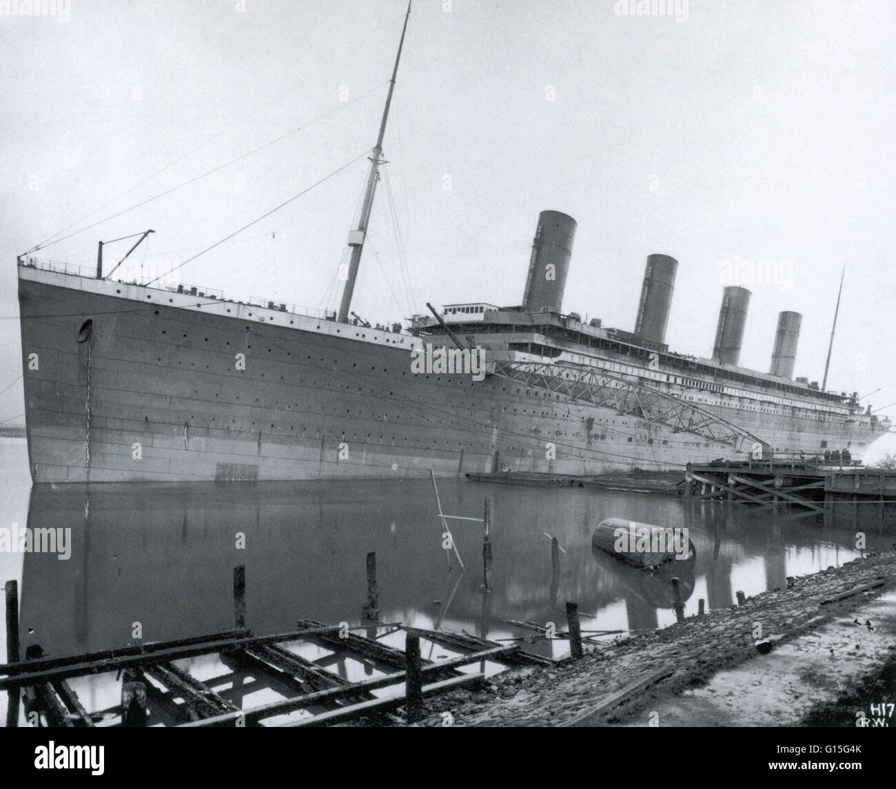 Die Titanic, sitzen in der Herrichtung Becken bei Harland &amp; Wolff in Belfast, Irland. Das Titanic Dampfschiff wurde das größte Schiff, das jemals gebaut wurde, zum Zeitpunkt, Mess-268 Meter lange und 67.000 Tonnen wiegen. Die Titanic Rumpf hatte 16 wasserdichten Fächern Stockfoto