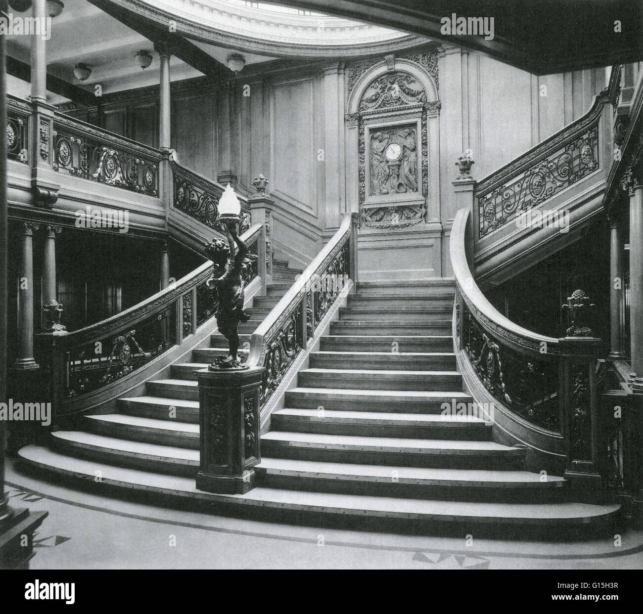 Das große Treppenhaus im Jahre 1912 von dem berühmten Titanic Schiff. Stockfoto