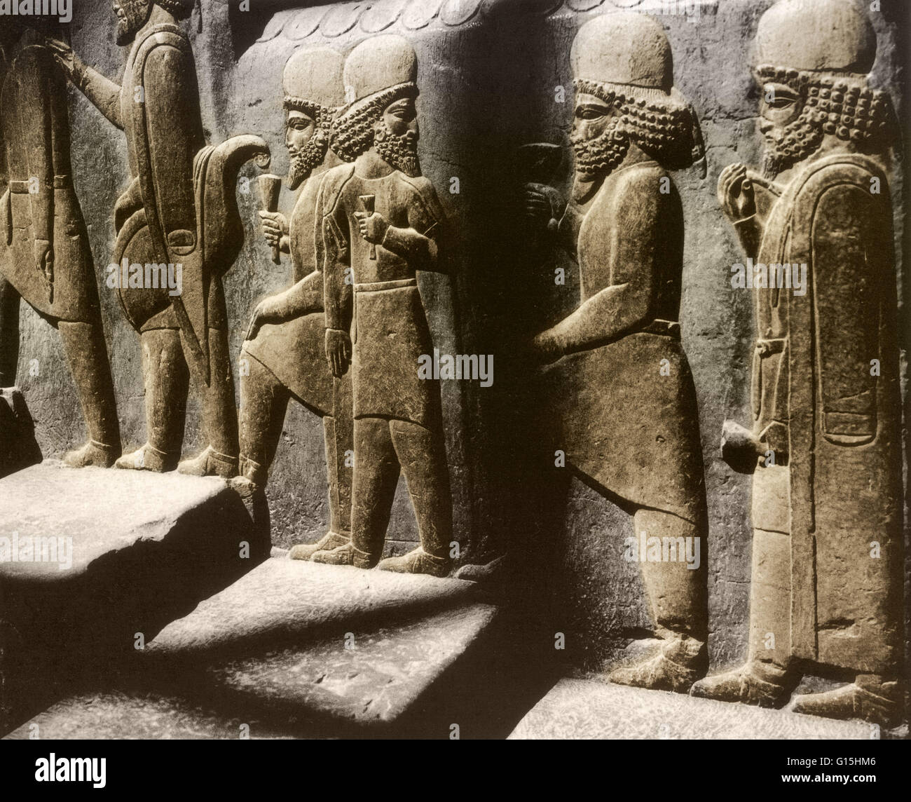 Tribut-Träger in einem Relief entlang der nördlichen Treppe der Ratssaal (Tripylon), in der alten persischen Hauptstadt Persepolis, Iran, ca. 500 v. Chr.. Stockfoto