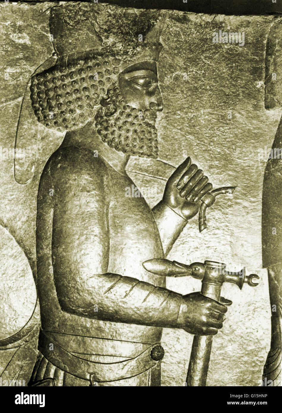 Das Royal Empfang Relief aus der alten persischen Hauptstadt Persepolis, Iran, ca. 500 v. Chr.. Der Träger der königlichen Waffen, Streitaxt und Bogen Fall. Stockfoto