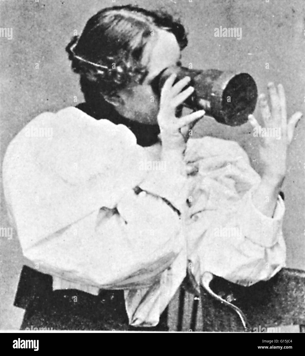 Die Einfachheit des Geräts bedeutete, dass jeder seine eigene Hand untersuchen kann. -Assistent Frauen wurden oft genutzt, testen Sie das Gerät und legen Sie es für die tägliche Arbeit. Stockfoto