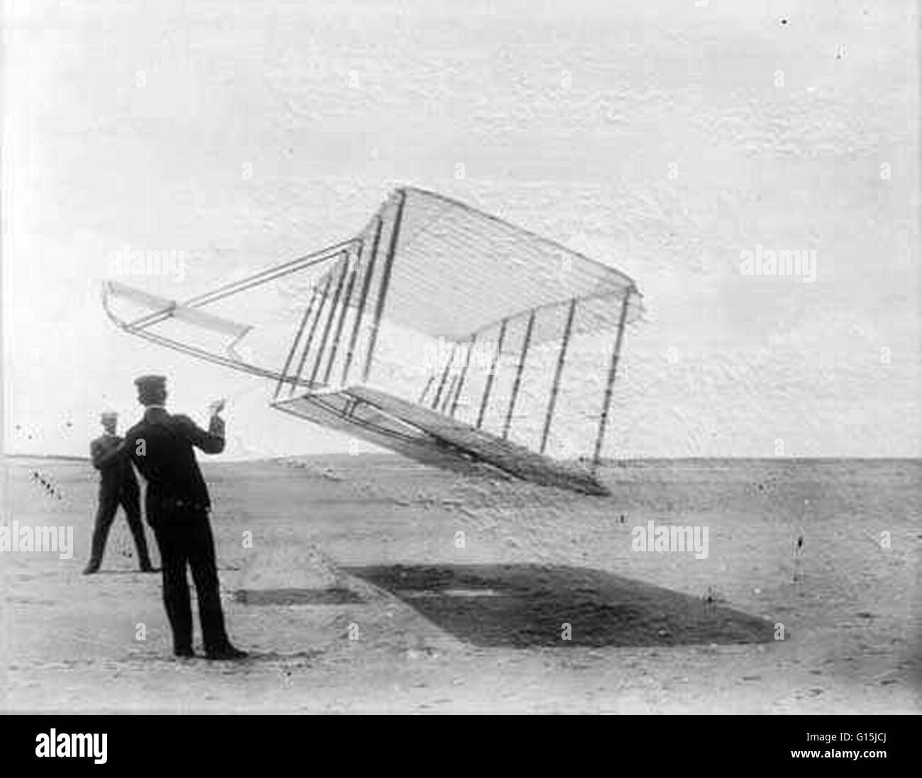 (Im Vordergrund) Orville und Wilbur Wright, fliegen einem Test Segelflugzeug als einen Drachen im Jahre 1901 (im Hintergrund). Diese Tests zusammen mit bemannten Flüge und Windkanal Experimente erlaubt die Brüder das erste jemals Motorflug-Flugzeug zu konstruieren, die flogen bei Kil Stockfoto