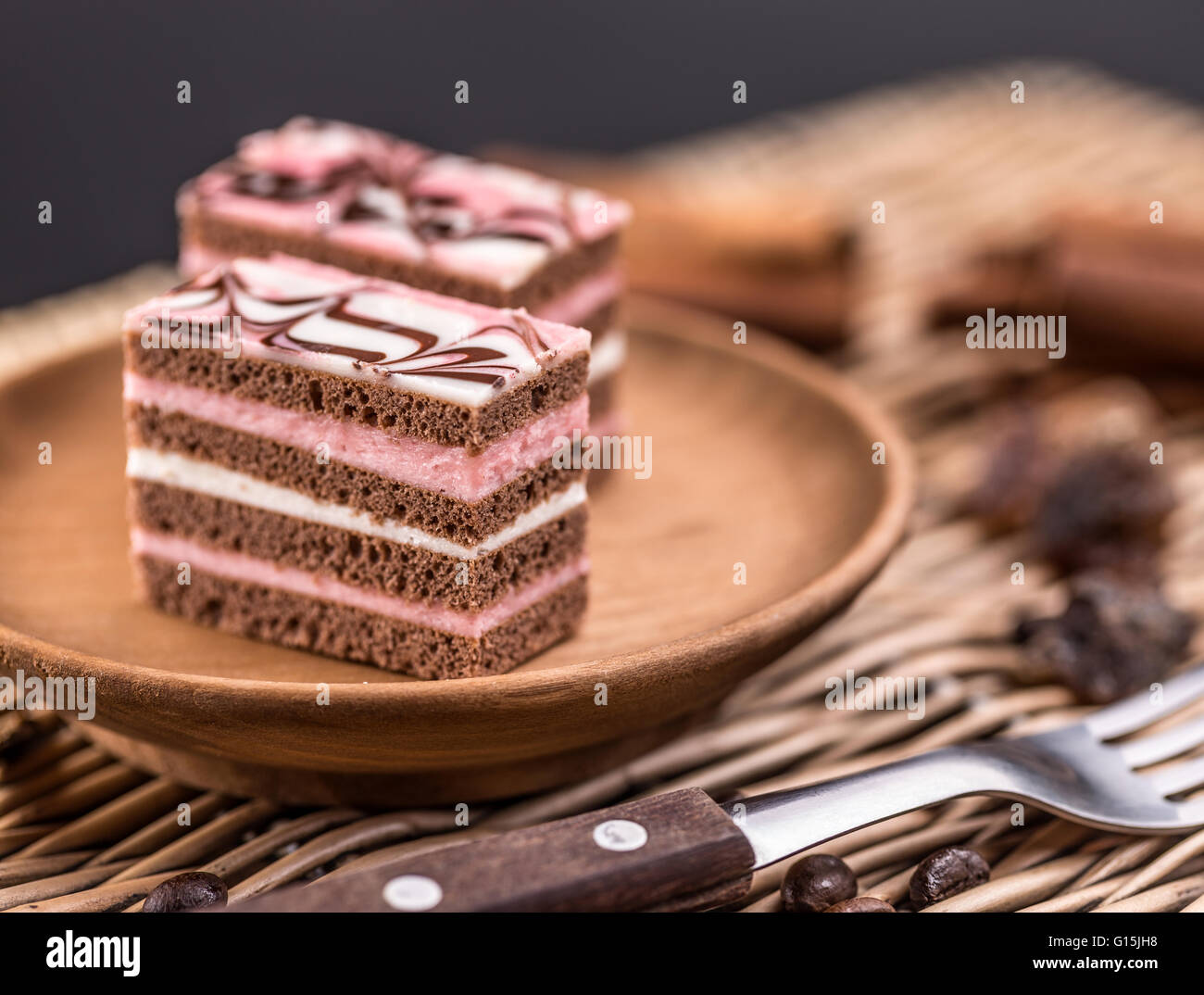 Geschichtete Mini-Kuchen auf Teller serviert Stockfoto