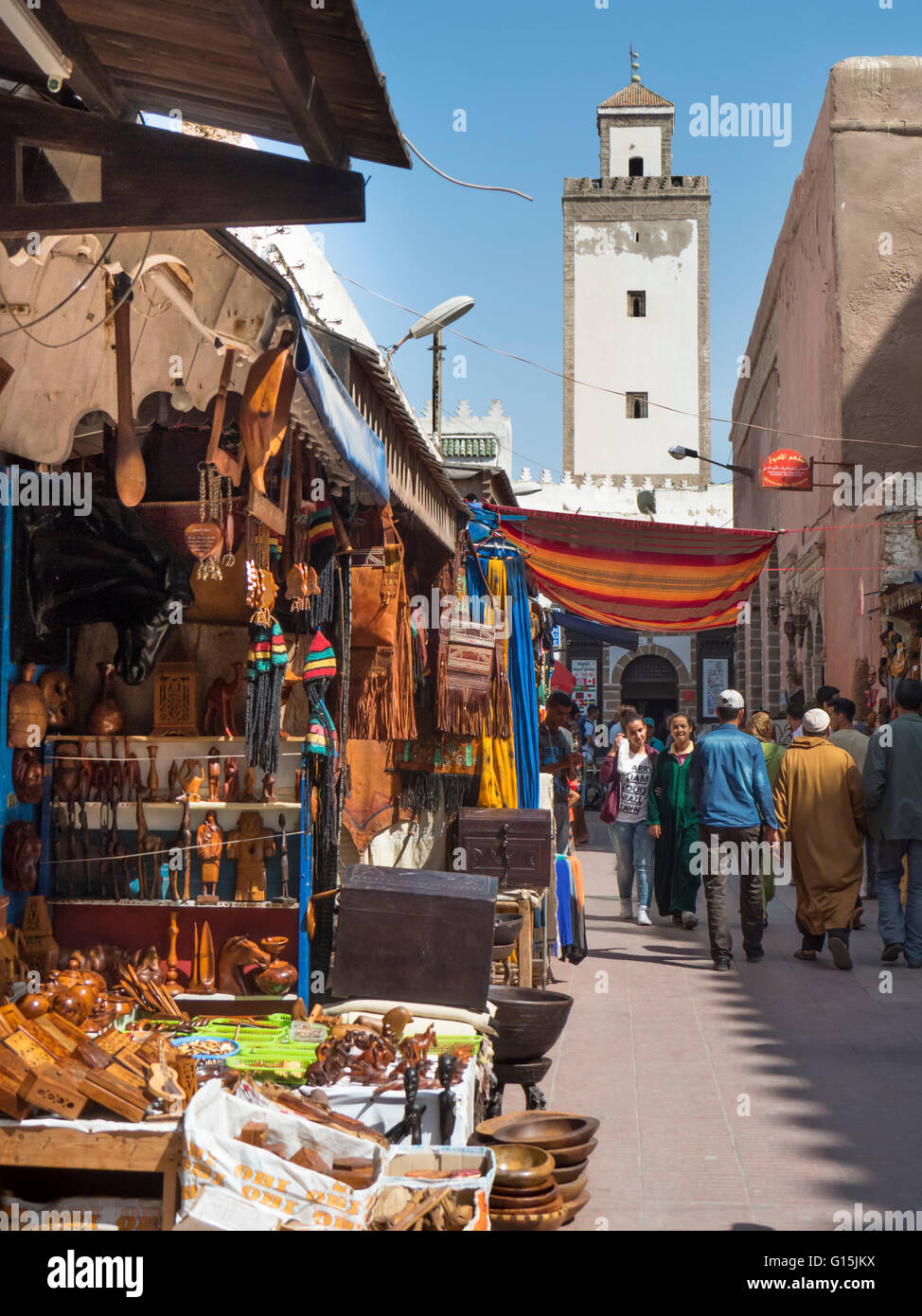 Große Moschee und Straßenszene in der Medina, Essaouira, Marokko, Nordafrika, Afrika Stockfoto