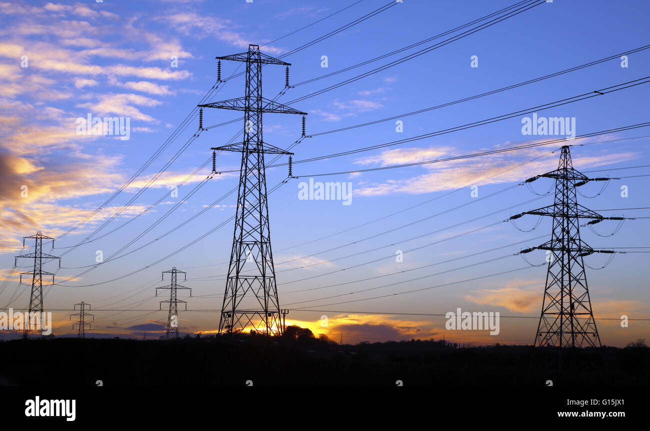Strommasten bei Sonnenuntergang. Stockfoto