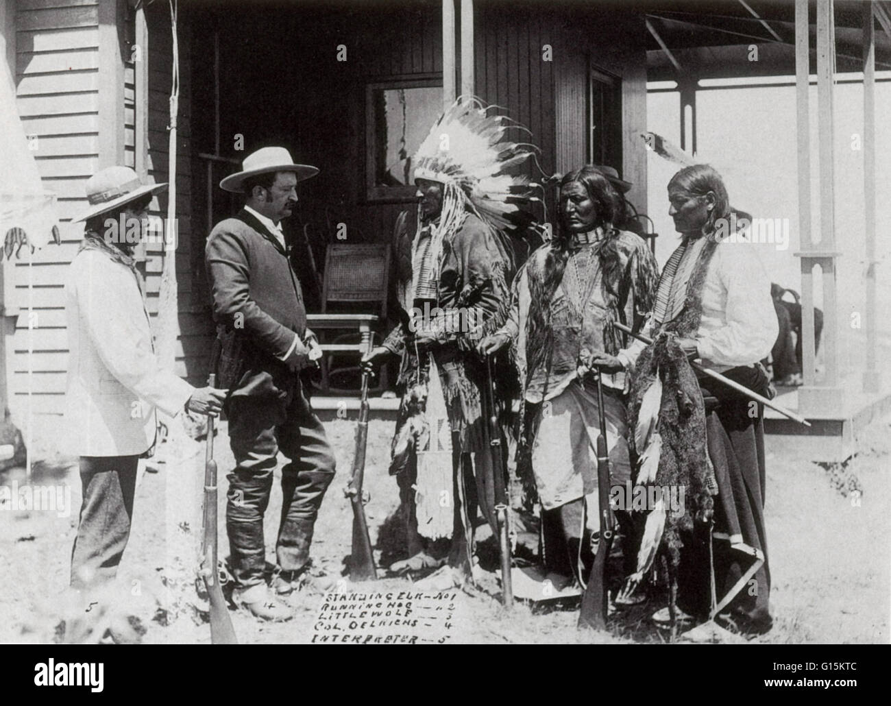 Drei Männer der Cheyenne unter dem Namen Standing Elk laufen Hog und Little Wolf, gekleidet in zeremonielle Kleidung und halten Sie Gewehre, ein Oberst Delriens des US-Militärs mit Hilfe eines Dolmetschers treffen. Fotografiert in South Dakota irgendwann zwischen Stockfoto