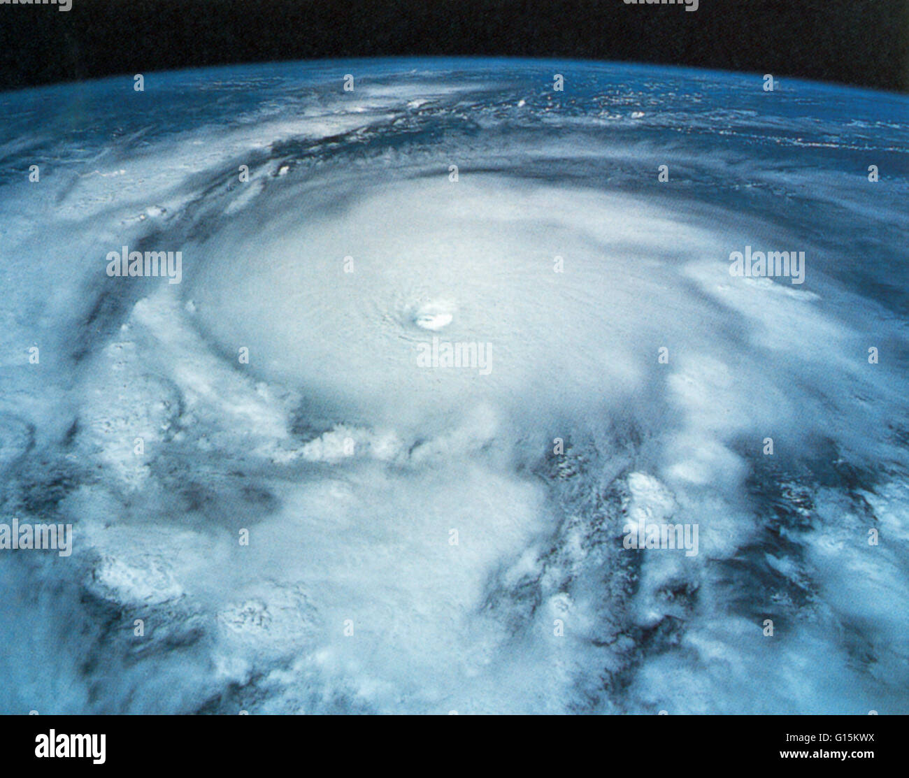 Hurrikan Emilia (19. Juli 1994) über dem östlichen Pazifik, wie aus dem Weltraum gesehen. Gewaltige Stürme wie diese wurden ein gemeinsames Merkmal der Jurazeit. Stockfoto