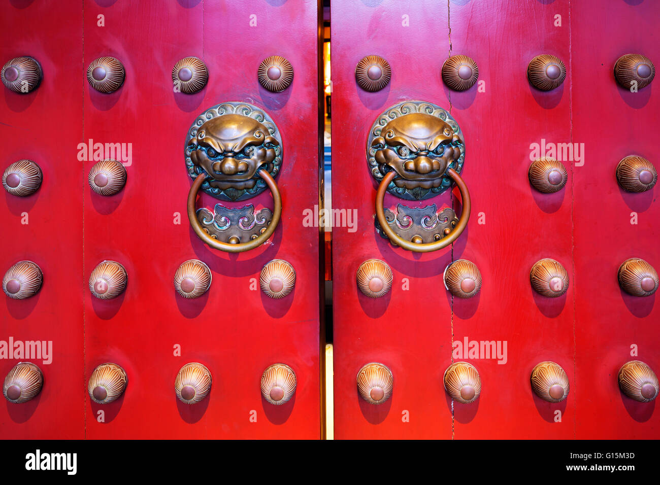 Dragon Gesicht Türklopfer, Buddha Tooth Relic Tempel, Chinatown, Singapur, Südostasien, Asien Stockfoto