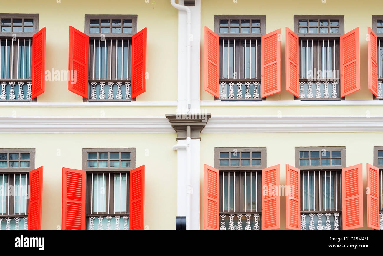 Rollläden auf kolonialen Gebäude, Singapur, Südostasien, Asien Stockfoto