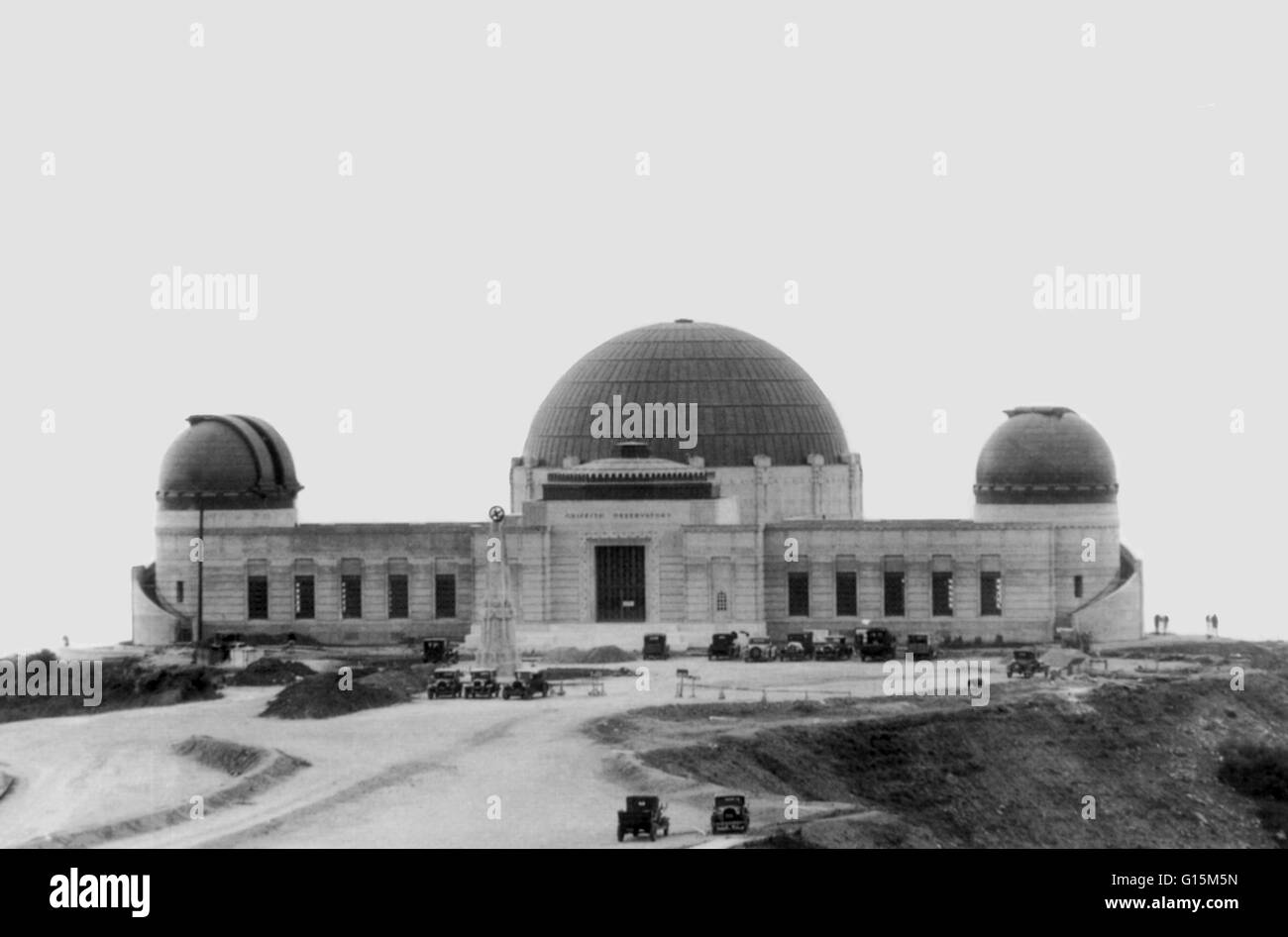 Griffith Observatorium auf dem Mount Hollywood in Los Angeles im Jahr 1935 gegründet. Rechts Kupferkuppel beherbergt dem Sonnenteleskop, links das Zeiss Refracting Teleskop, und die große mittleren Kuppel beherbergt das Planetarium Theater. Stockfoto