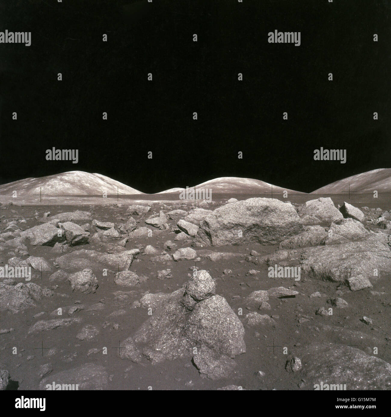 Camelot-Krater auf dem Mond während der Apollo 17-Mission aufgenommen. Apollo 17 landete am 11. Dezember 1972 in der Taurus-Littrow-Region, östlich von Meer der Ruhe. Der Ort wurde für seine erwarteten geologische Vielfalt ausgewählt. Astronaut Eugene Cernan war ein Stockfoto