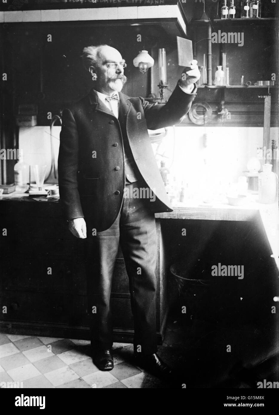 Jonas Ferdinand Gabriel Lippmann (16. August 1845 - 13. Juli 1921) war ein französischer Physiker und Erfinder und Nobelpreisträger in Physik für seine Methode, Farben photographisch wiederzugeben basierend auf das Phänomen der Interferenz (1908). Einer der Lippmann es e Stockfoto