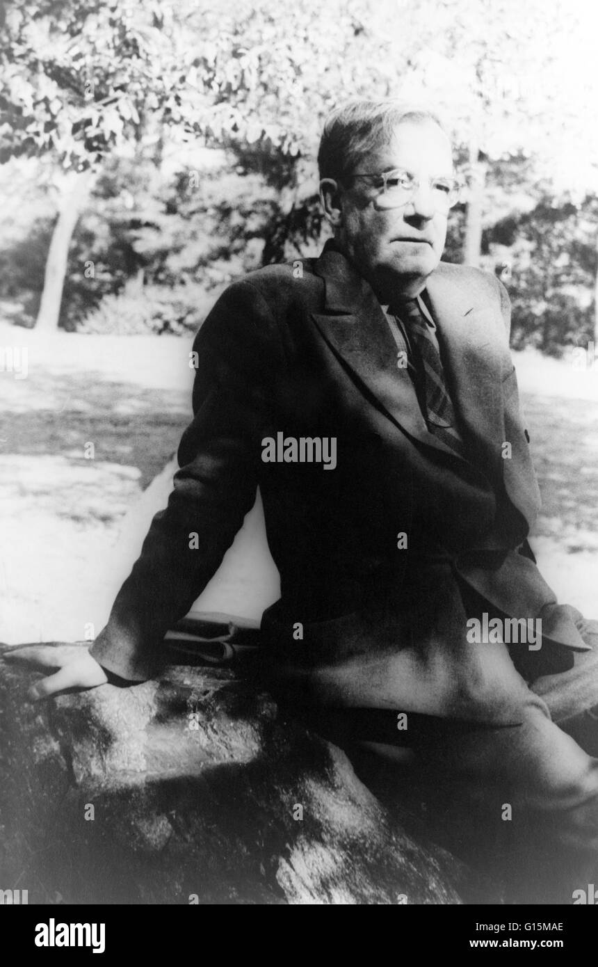 Anderson fotografierte im Central Park, New York von Carl Van Vechten, 1939. Sherwood Anderson (13. September 1876 - 8. März 1941) war ein US-amerikanischer Schriftsteller und Kurzgeschichte Schriftsteller. Seine dauerhafte Arbeit ist die Kurzgeschichte Sequenz Winesburg, Ohio. Im Novem Stockfoto