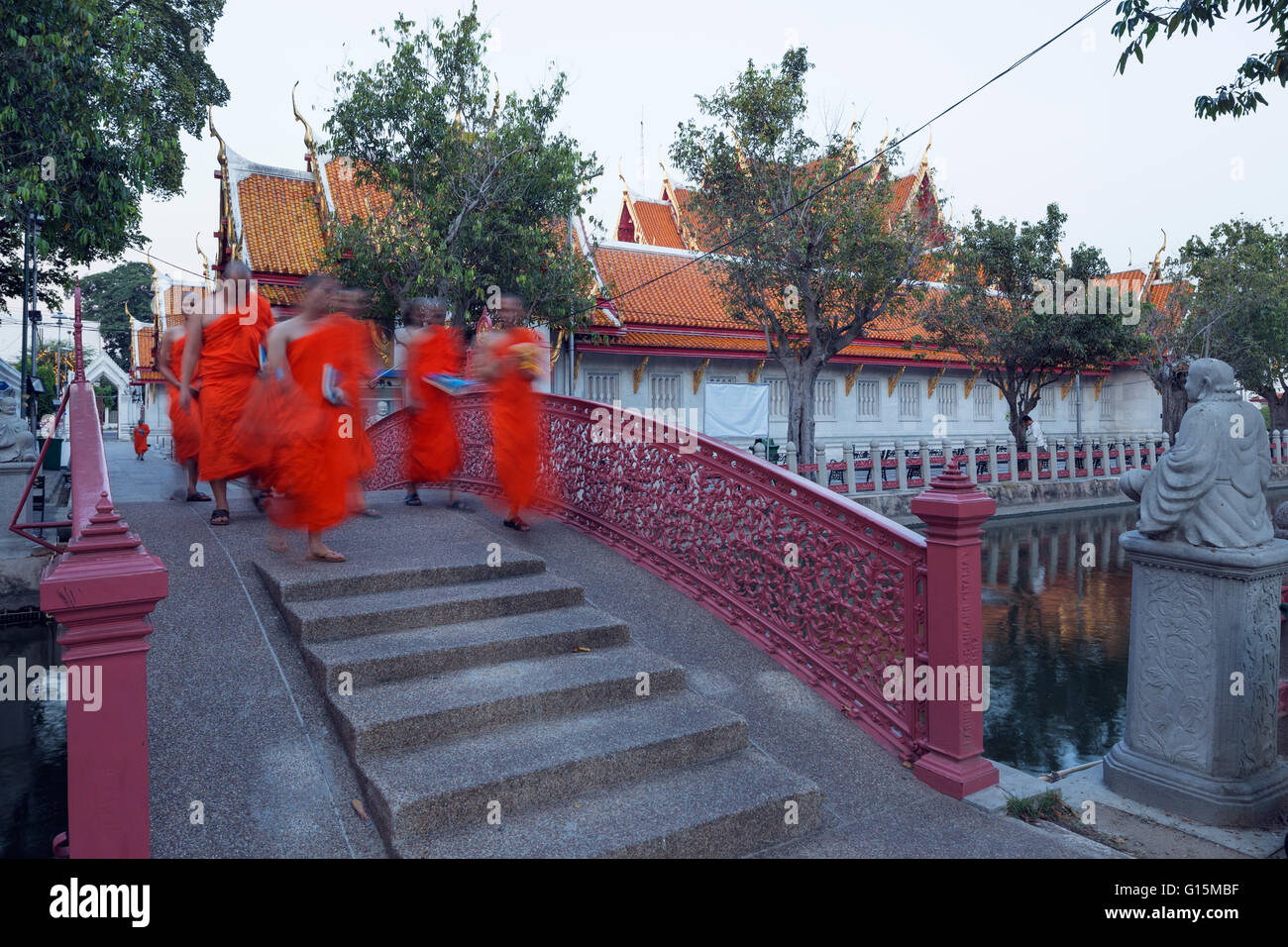 Mönche in Safran Roben, Wat Benchamabophit (The Marble Temple), Bangkok, Thailand, Südostasien, Asien Stockfoto