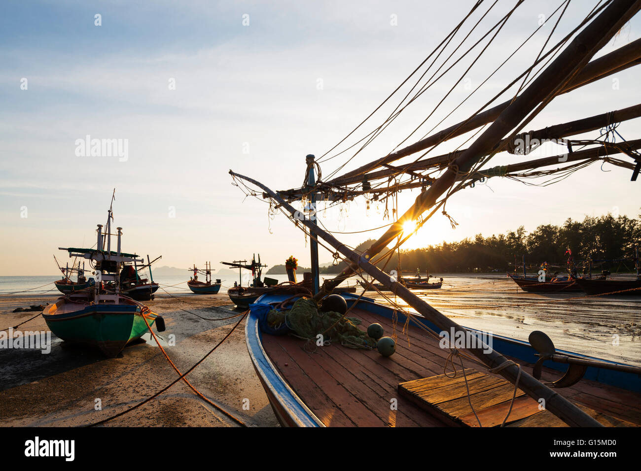 Angelboote/Fischerboote bei Sonnenuntergang, Sam Phraya Strand, Khao San Roi Yot Nationalpark, Prachuap Kiri Khan, Thailand, Südostasien, Asien Stockfoto