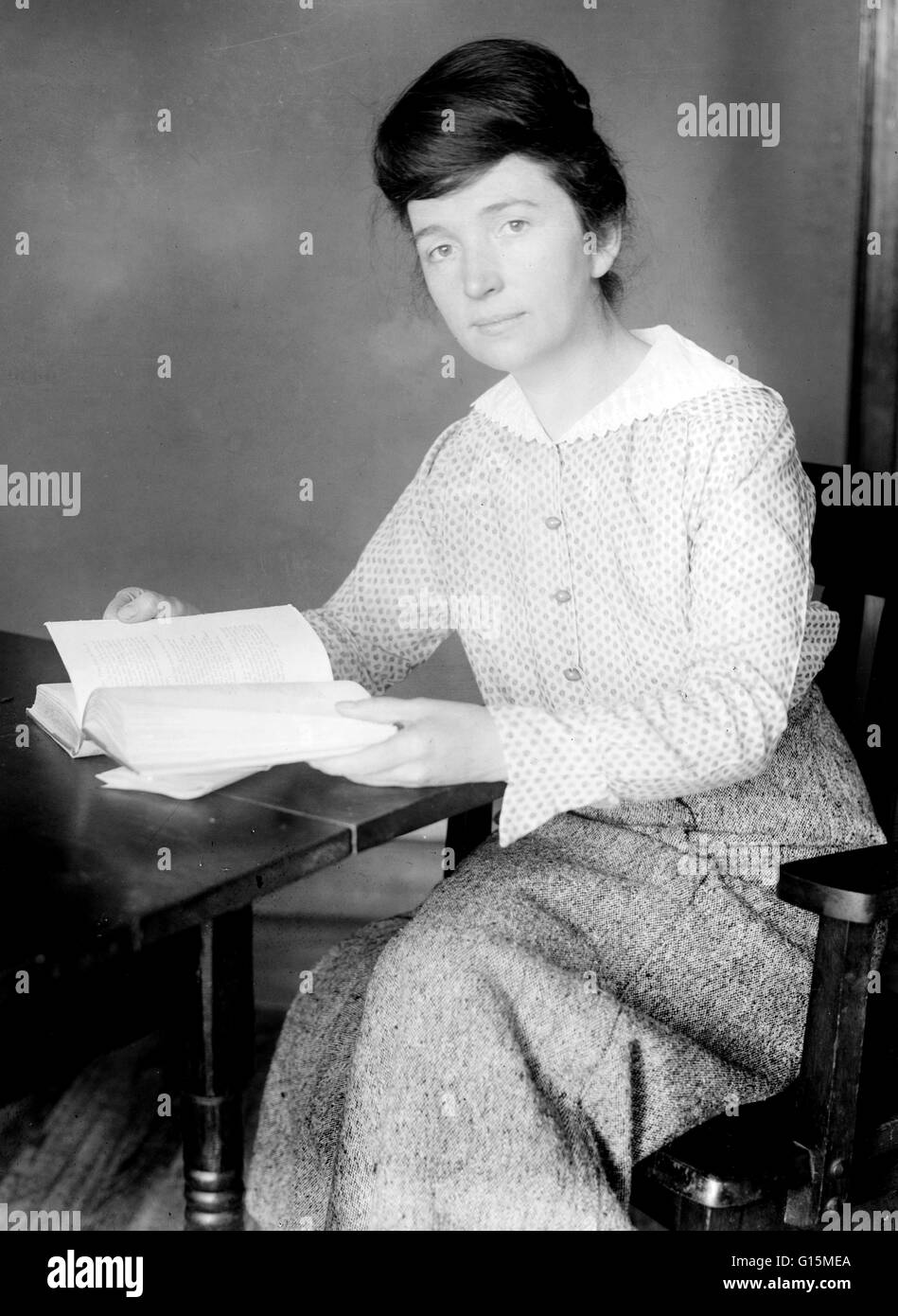 Margaret Louise Higgins Sanger (1879-1966) war ein US-amerikanischer sozialer Reformer und Geburtenkontrolle Fürsprecher. Als Sanger Mutter im Alter von fünfzig Jahren starb, zitiert Sanger 11 Schwangerschaften der Mutter als die Ursache des vorzeitigen Todes. Sanger wurde Krankenschwester ich spezialisiert Stockfoto