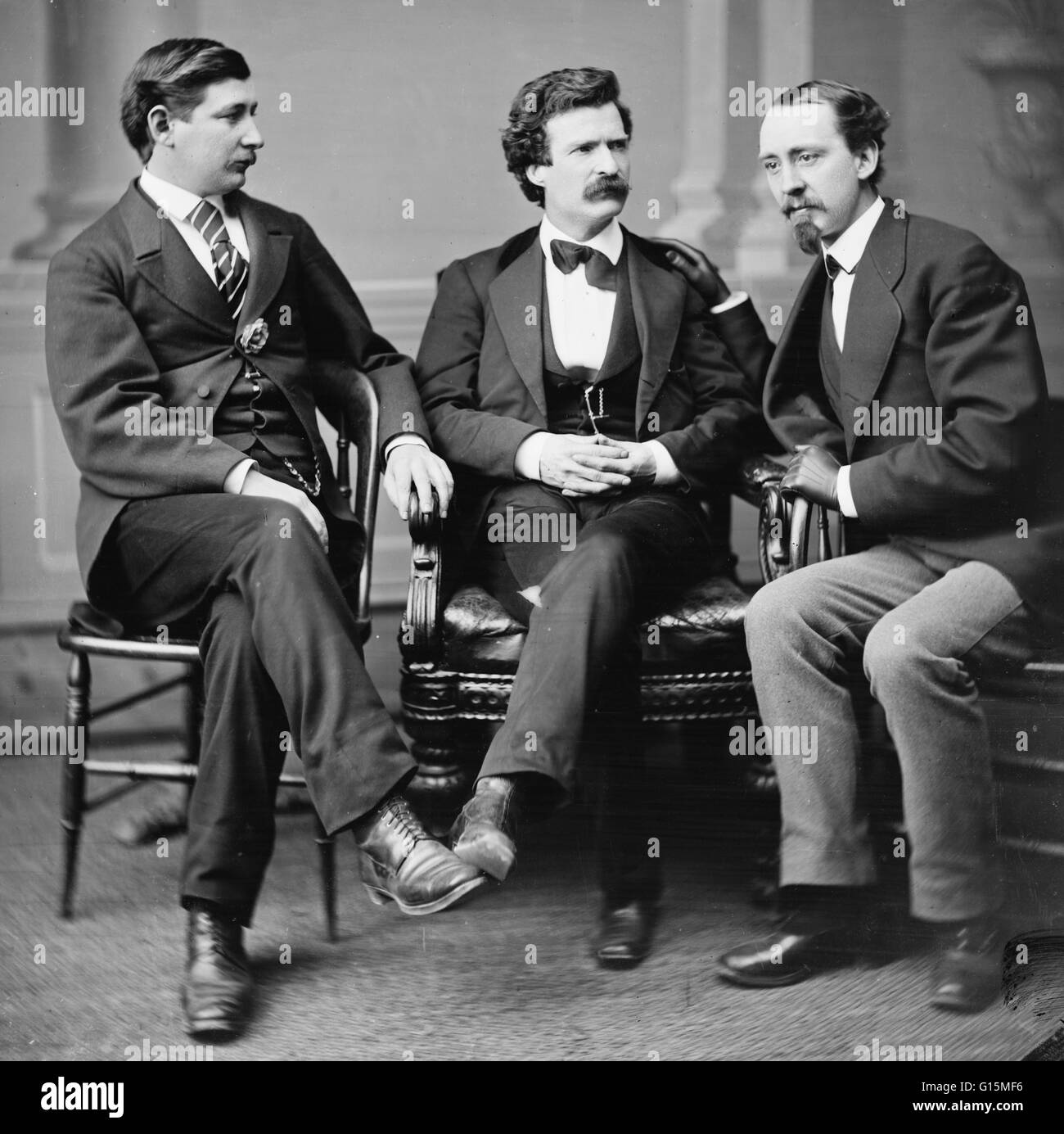 Drucken mit dem Titel: "Mark Twain (Mitte) George Alfred Townsend zu seiner rechten, David Gray zu seiner linken, 1871." Samuel Langhorne Clemens (30. November 1835 - 21. April 1910) besser bekannt unter seinem Pseudonym Mark Twain war ein US-amerikanischer Schriftsteller und Humorist. Er ist den meisten Stockfoto