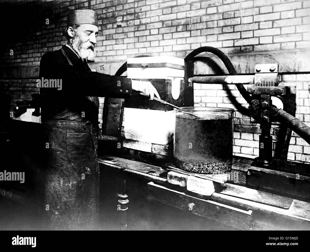 Moissan versucht, synthetische Diamanten mit einem Lichtbogenofen zu schaffen. Ferdinand Frederick Henri Moissan (28. September 1852 - 20. Februar 1907) war ein französischer Chemiker. Er veröffentlichte seine erste wissenschaftliche Arbeit über die Kohlendioxid und Sauerstoff metabol Stockfoto