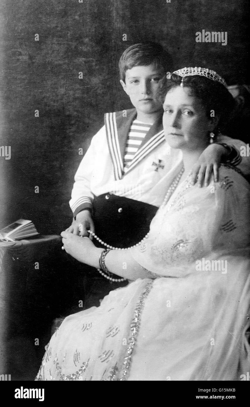 Alexandra Feodorovna Romanova (1872-1918), Gemahl der Kaiserin von Russland und Ehepartner von Nicholas II, mit ihrem Sohn Alexei Nikolaevich, Zarewitsch von Russland (1904-1918). Alix von Hessen und Rhein (6. Juni 1872 - 17. Juli 1918), war Kaiserin Gemahl von Russland als s Stockfoto
