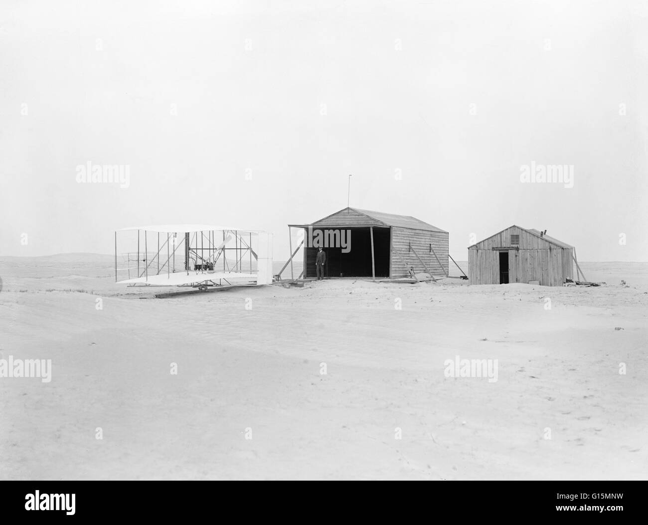 Wilbur und Orville Wright Stand in der Nähe der Wright Flyer, November 1903 in Kill Devil Hill, Kitty Hawk, North Carolina, USA. Dieses Foto aufgenommen wurde, einen Monat, bevor die erste je Flug 17. Dezember 1903 eingeschaltet. Der Hangar und Workshop im Bild Stockfoto