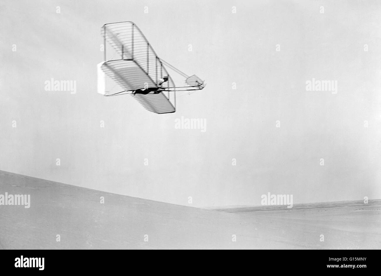 Wilbur Wright Pilotierung eines Segelflugzeugs Test im Oktober 1902 in Kill Devil Hill, Kitty Hawk, North Carolina, Amerika. Diese test-Flüge zusammen mit Windkanal Experimente erlaubt, Wilbur und Orville Wright das erste jemals Motorflug-Flugzeug zu konstruieren, Stockfoto