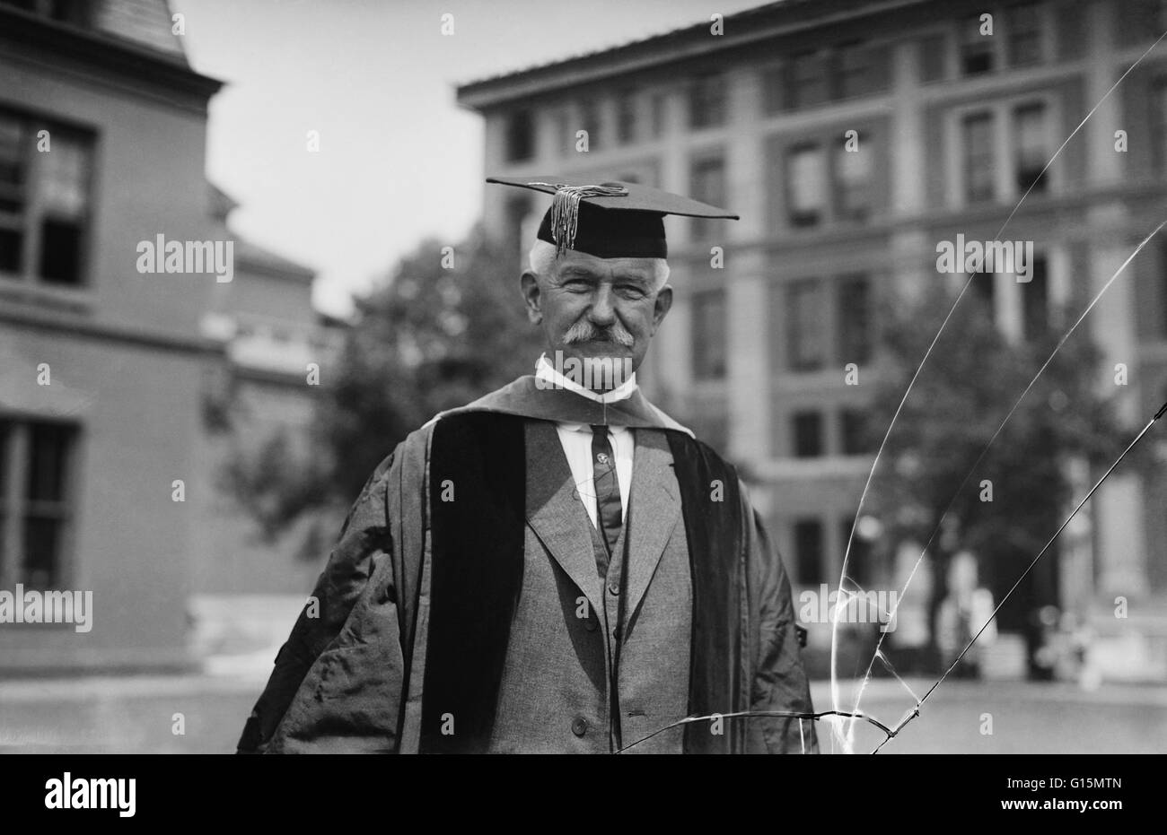 Gorgas, tragen Mütze und Mantel, Empfänger der Ehrendoktorwürde an der Universität von Columbia 4. Juni 1913 Beginn. William Crawford Gorgas (3. Oktober 1854 - 3. Juli 1920) war ein US-amerikanischer Arzt. Im Jahr 1898 nach dem Ende des Spanisch-amerikanischen Wa Stockfoto