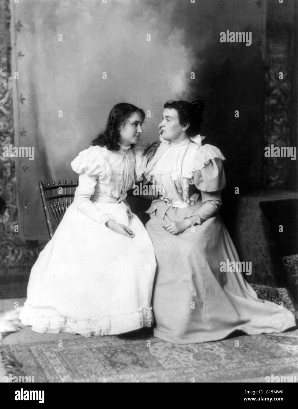 Helen Keller und Anne Sullivan, 1897. Helen Adams Keller (27. Juni 1880 - 1. Juni 1968) war ein US-amerikanischer Autor, politischer Aktivist und Dozent. Sie war 19 Monate alt, wenn sie eine Krankheit, die Scharlach oder Hirnhautentzündung gewesen sein, unter Vertrag, die Stockfoto