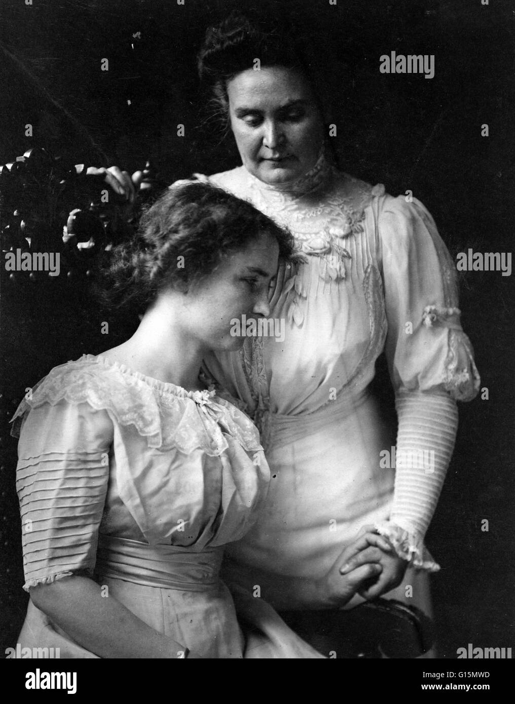 Helen Keller an Hand von ihrer Lehrerin, Anne Sullivan Macy, ca. 1909. Helen Adams Keller (27. Juni 1880 - 1. Juni 1968) war ein US-amerikanischer Autor, politischer Aktivist und Dozent. Sie war 19 Monate alt, als sie eine Krankheit, die möglicherweise unter Vertrag Stockfoto