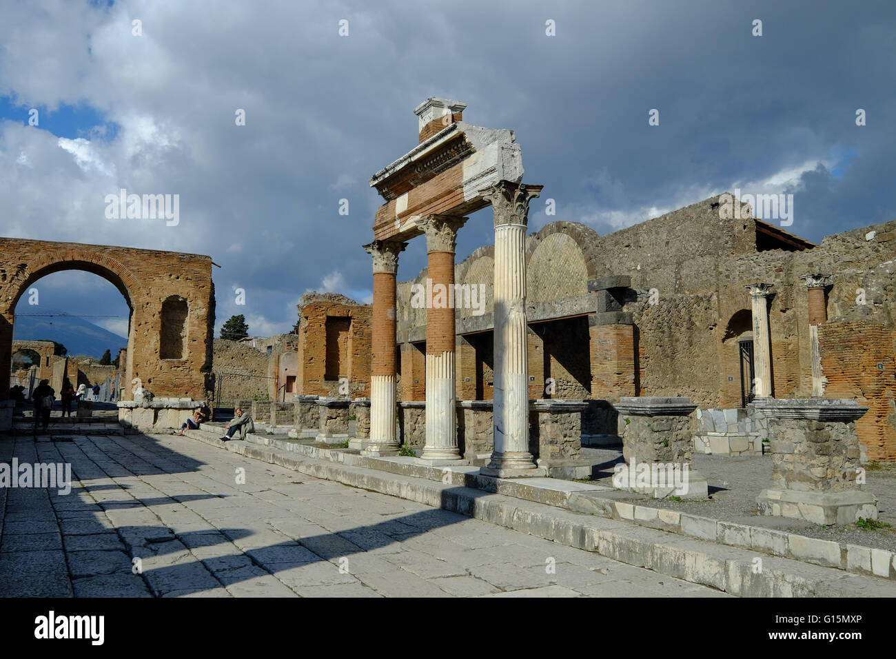 Das Macellum und ehrenamtlichen Bogen an das Forum, der antiken römischen Stadt Pompeji, UNESCO-Weltkulturerbe in der Nähe von Neapel, Kampanien Stockfoto