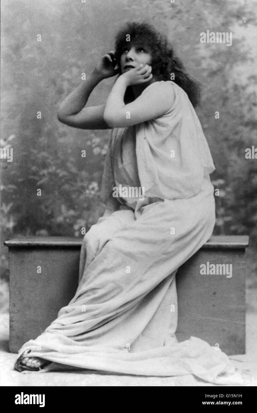Bernhardt, in Tracht, 1917. Sarah Bernhardt (23. Oktober 1844 - 26. März 1923) war ein Französisch Stufe und frühen Filmschauspielerin und wurde angesprochen, wie die berühmteste Schauspielerin der Welt je gekannt hat. Ihre Bühnenkarriere begann im Jahre 1862 war, während sie ein Gestüt Stockfoto