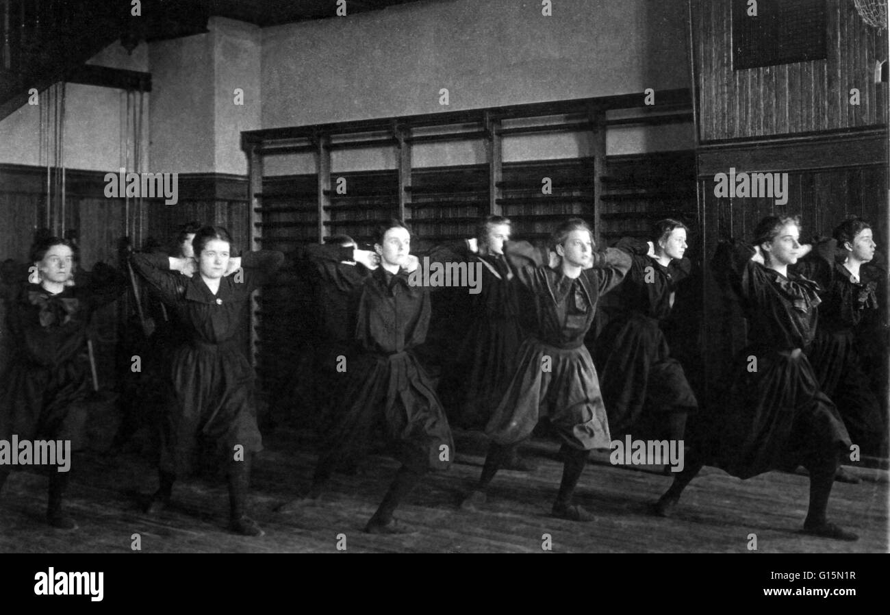 Mädchen in Pumphose Ausübung in der Turnhalle, Western High School, Washington, D.C., ca. 1899. Catherine Beecher war einen bedeutenden Beitrag zur Geschichte des Sportunterrichts in Amerika. Sie entwickelte Fitness-Programme für die Bedürfnisse von Frauen. Unter Stockfoto