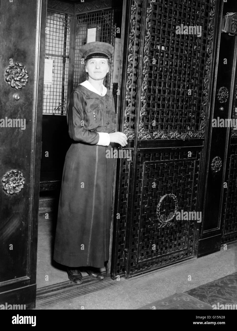 Frau einen Aufzug im Hotel Martha Washington, 129 East 29th Street, New York City, 1903 in Betrieb. Martha Washington Hotel war der Name des Hotels bei 30 East 30th Street zwischen der Madison Avenue und Park Avenue South in Manhattan, New York City. Ich Stockfoto