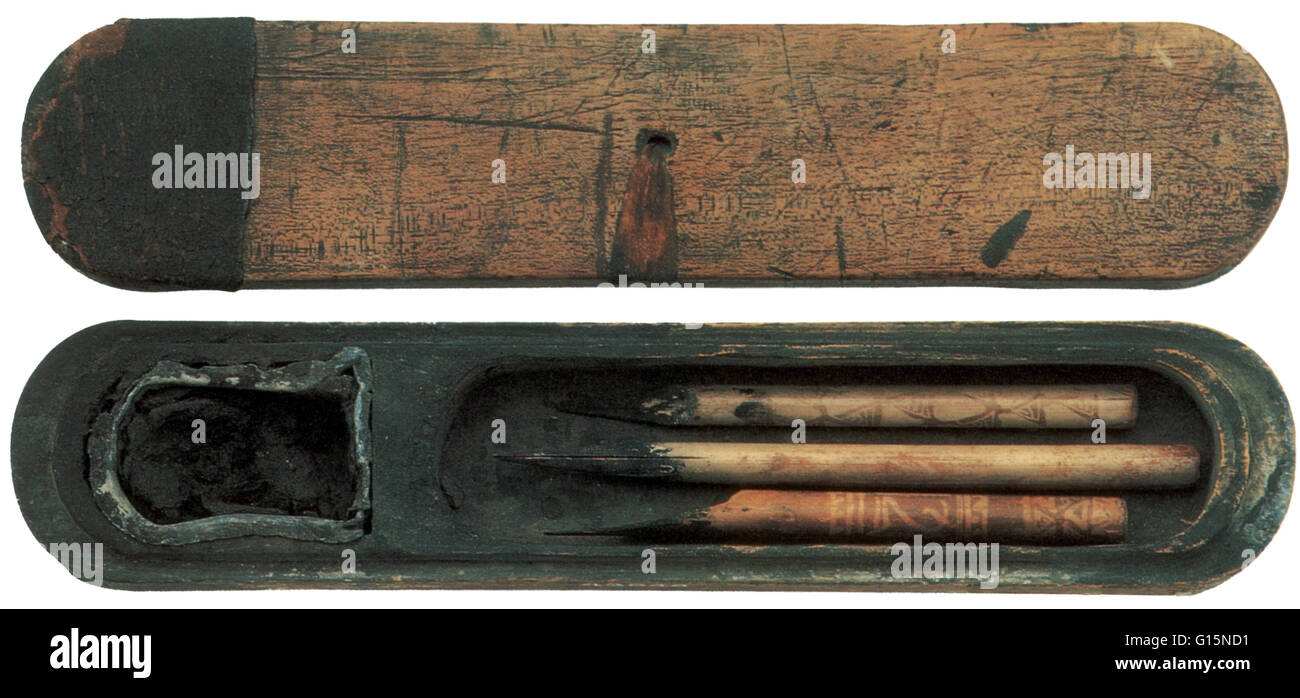 Die alten Griechen, ca. 380 v. Chr., verwendeten Stifte aus steifen Schilf, die schneiden und Spalten am Ende Tinte zu halten wurden gemacht. Schreiber hielt oft ihre Stifte in einer Holzkiste mit einem Raum an einem Ende für Tinte. Stockfoto