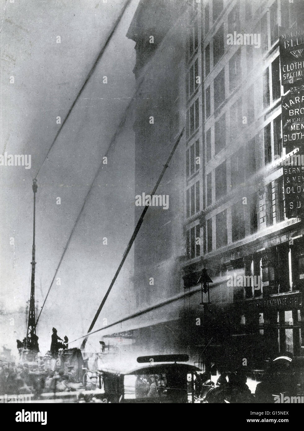 Das Feuer der Triangle Shirtwaist Factory in New York City am 25. März 1911, war der tödlichste industriellen Katastrophe in der Geschichte der Stadt New York. Das Feuer breitete sich durch drei Obergeschosse des Gebäudes. Die meisten Arbeiter auf der 8. Etage und Manager o Stockfoto