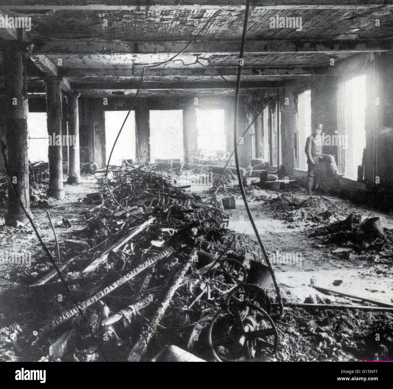 Das Feuer der Triangle Shirtwaist Factory in New York City am 25. März 1911, war der tödlichste industriellen Katastrophe in der Geschichte der Stadt New York. Das Feuer breitete sich durch drei Obergeschosse des Gebäudes. Die meisten Arbeiter auf der 8. Etage und Manager o Stockfoto