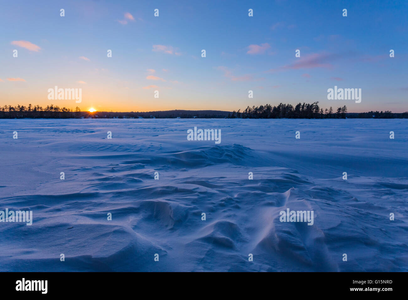 Sonnenuntergang über einem gefrorenen Eagle Lake, Sundridge, Ontario, Kanada Stockfoto