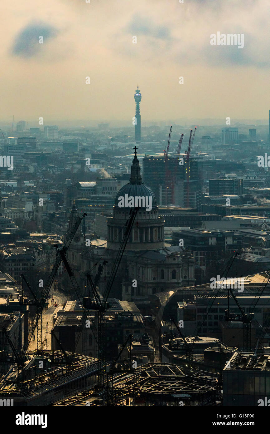St. Pauls Cathedral und die Skyline von London, London, England, Vereinigtes Königreich Stockfoto