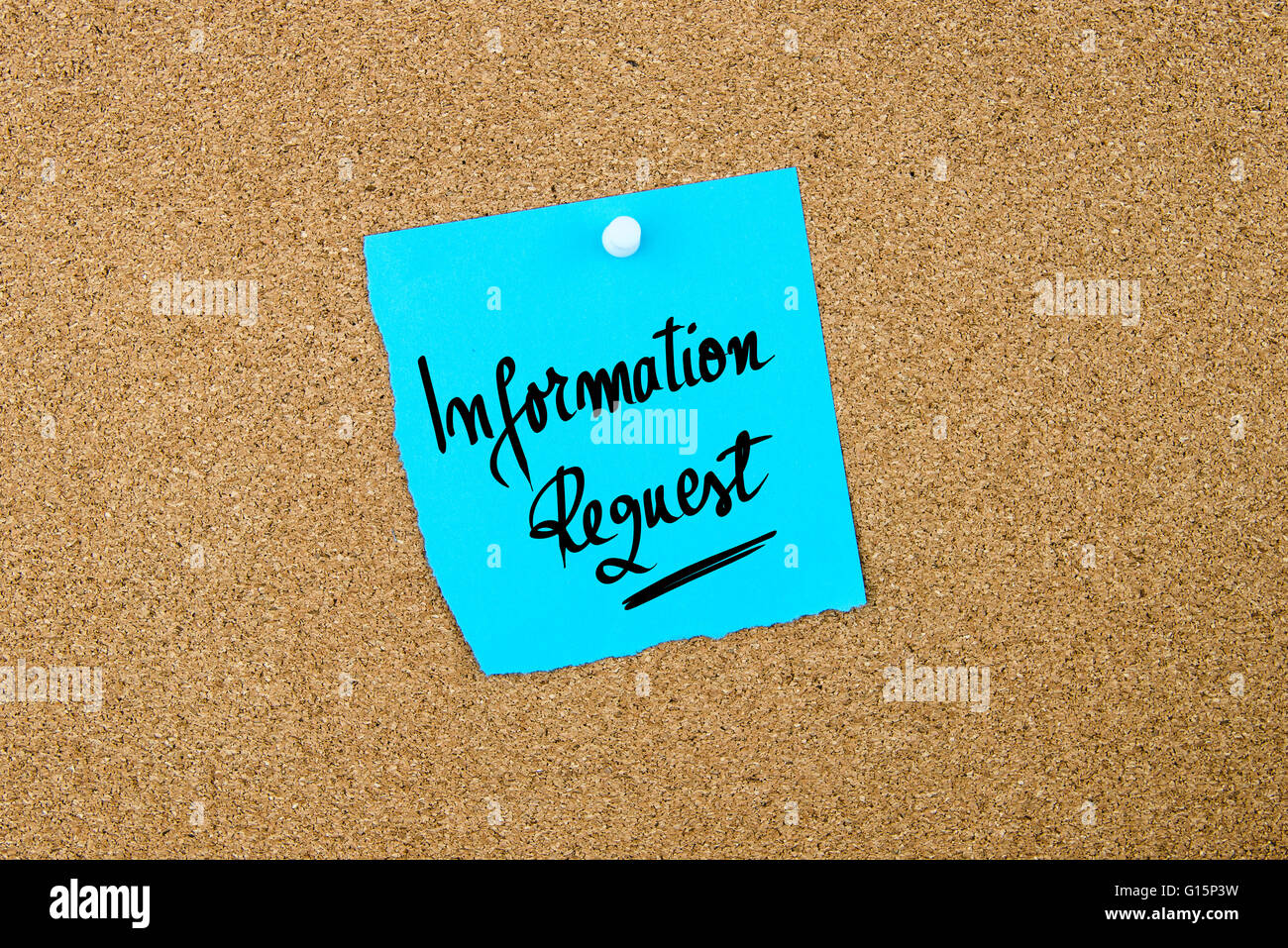 Informationsanfrage geschrieben am blauen Papier-Schuldbrief angeheftet auf Pinnwand mit weißen Reißzwecken textfreiraum verfügbar Stockfoto