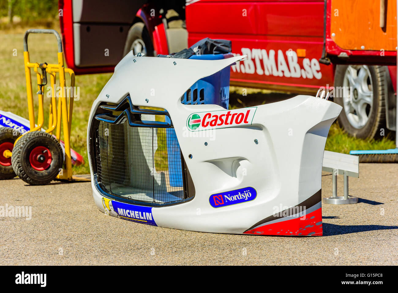 Emmaboda, Schweden - 7. Mai 2016: 41. Süd Schweden-Rallye in Service-Depot. Ersatzteil Vorderrad-Kotflügel, ein Citroen DS3 R5 gesehen liegen auf Stockfoto