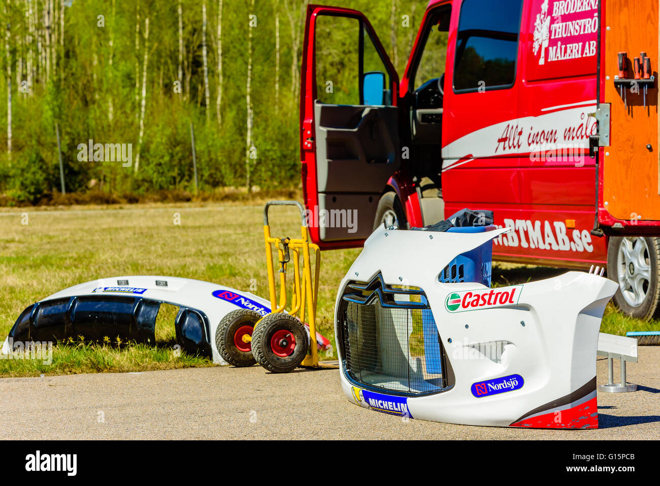 Emmaboda, Schweden - 7. Mai 2016: 41. Süd Schweden-Rallye in Service-Depot. Ersatzteil Vorderrad-Kotflügel, ein Citroen DS3 R5 gesehen liegen auf Stockfoto