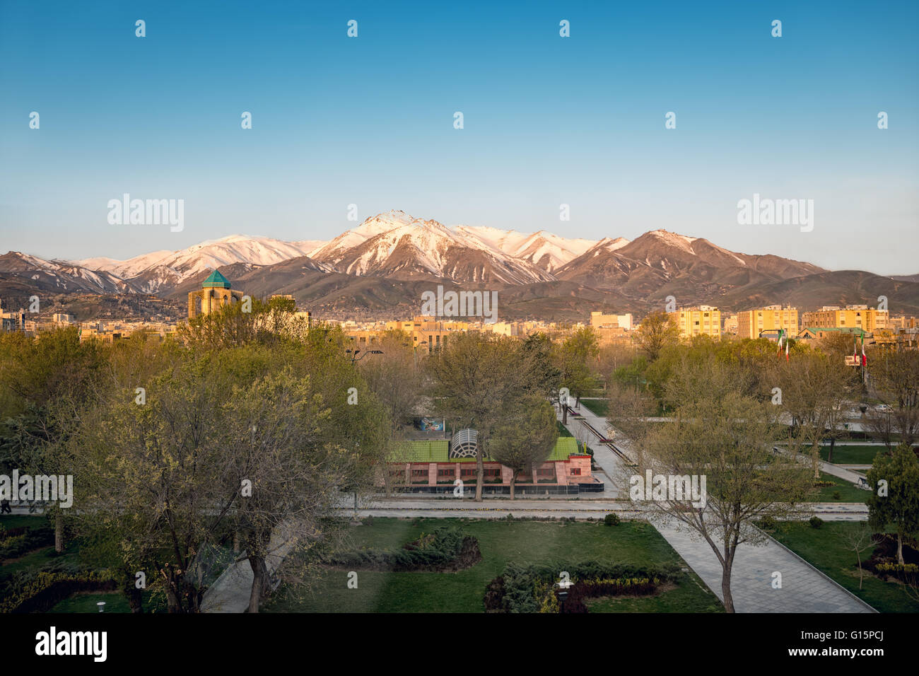 Skyline von Hamadan, Iran, mit Alvand Berg und das Grab des persischen Dichters Baba Tahir. Stockfoto