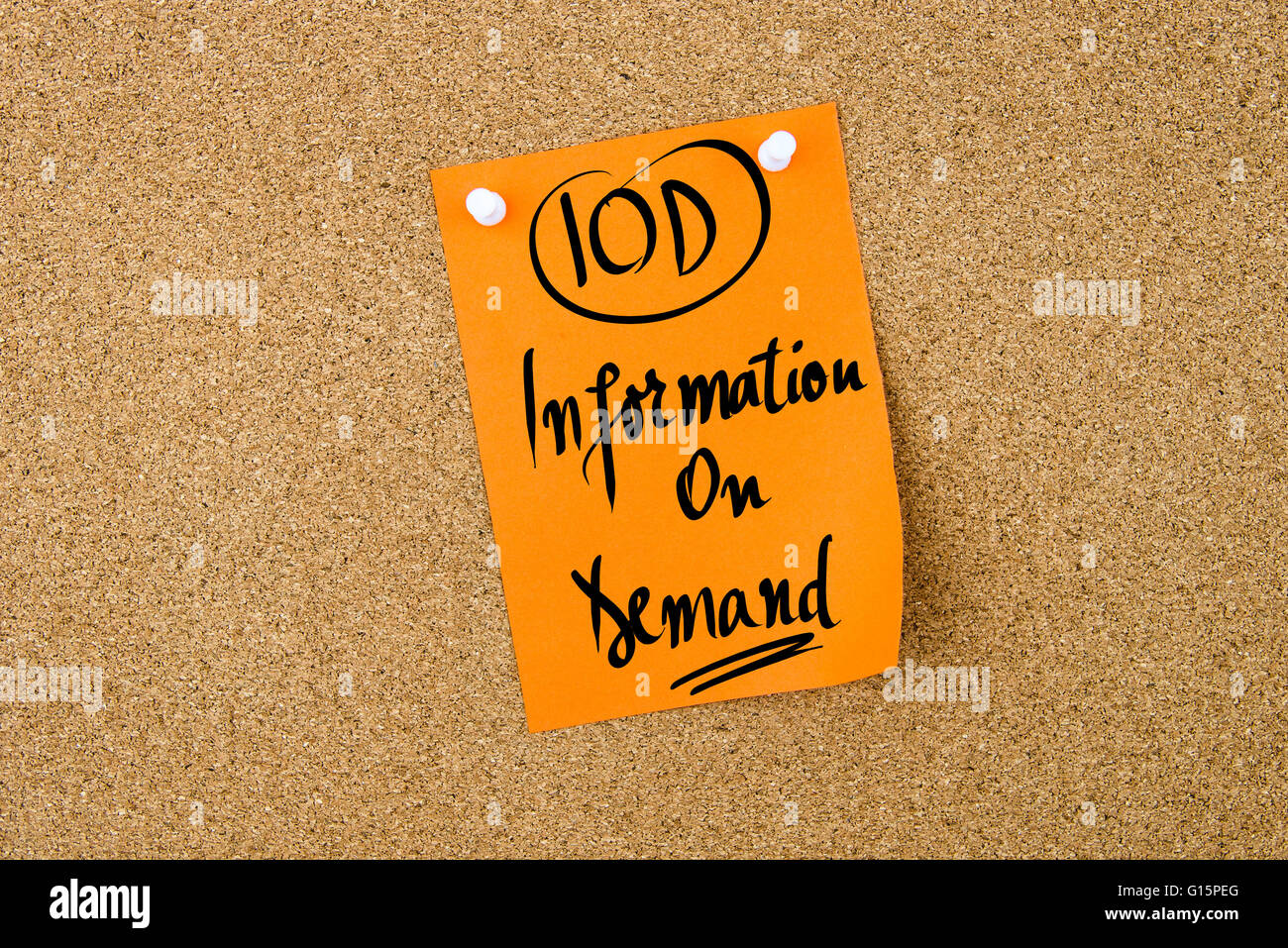 Geschäft Akronym IOD Information On Demand auf gelbes Papier-Schuldbrief geschrieben merken auf Pinnwand mit weißen Reißzwecke, Kopie Speicherplatz Stockfoto