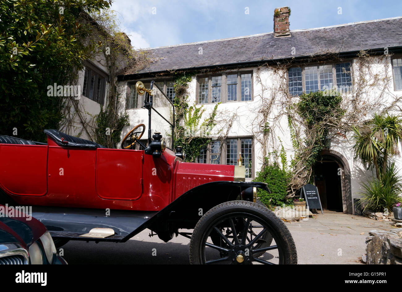 1915-Modell T von Ford und Churston Court Hotel, Churston Ferrers, Brixham, Devon. Stockfoto